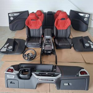Bmw XM G09 salonas, priekinės sportinės sėdynės, galinės sėdynės, durų kortos, centrinė konsolė, prietaisų panelė, vairas, porankis, salono apdailos detalės