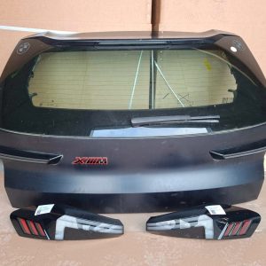 BMW XM G09 galinis dangtis / bagažinės dangtis komplekte su galiniu stiklu, valytuvu, spoileriu ir apdailos elementais