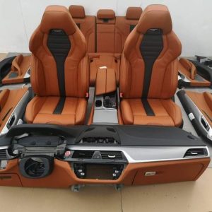 BMW M5 F90 odinis salonas, konsole, durų apmušalai, panelė, sėdynės, saugos diržai